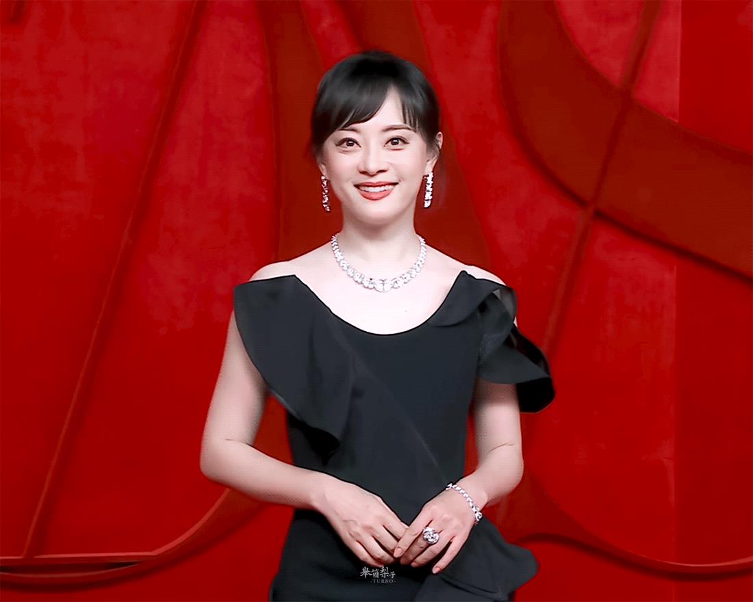 最近芭莎活动，孙俪脸看着和以前不太一样，仔细观察才发现她终于“舍得”把她那颗唇下