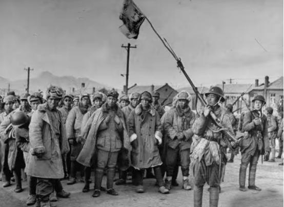 1948年，淮海战役中，华野炊事员挑着包子，误入敌人阵地，可他却不慌，还高声大喊