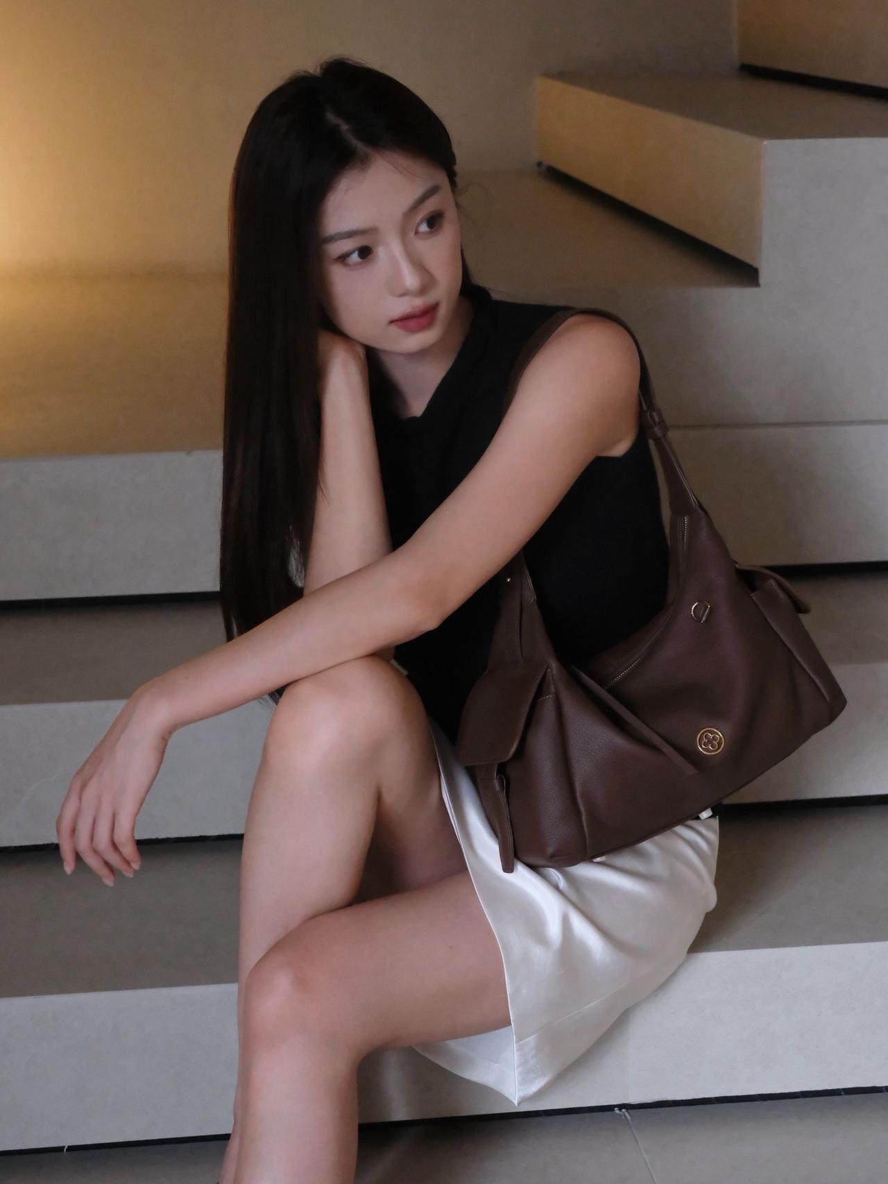 什么是女人的气质和魅力?沉静的色调，恰到好处的氛围感，从容且有质感。
