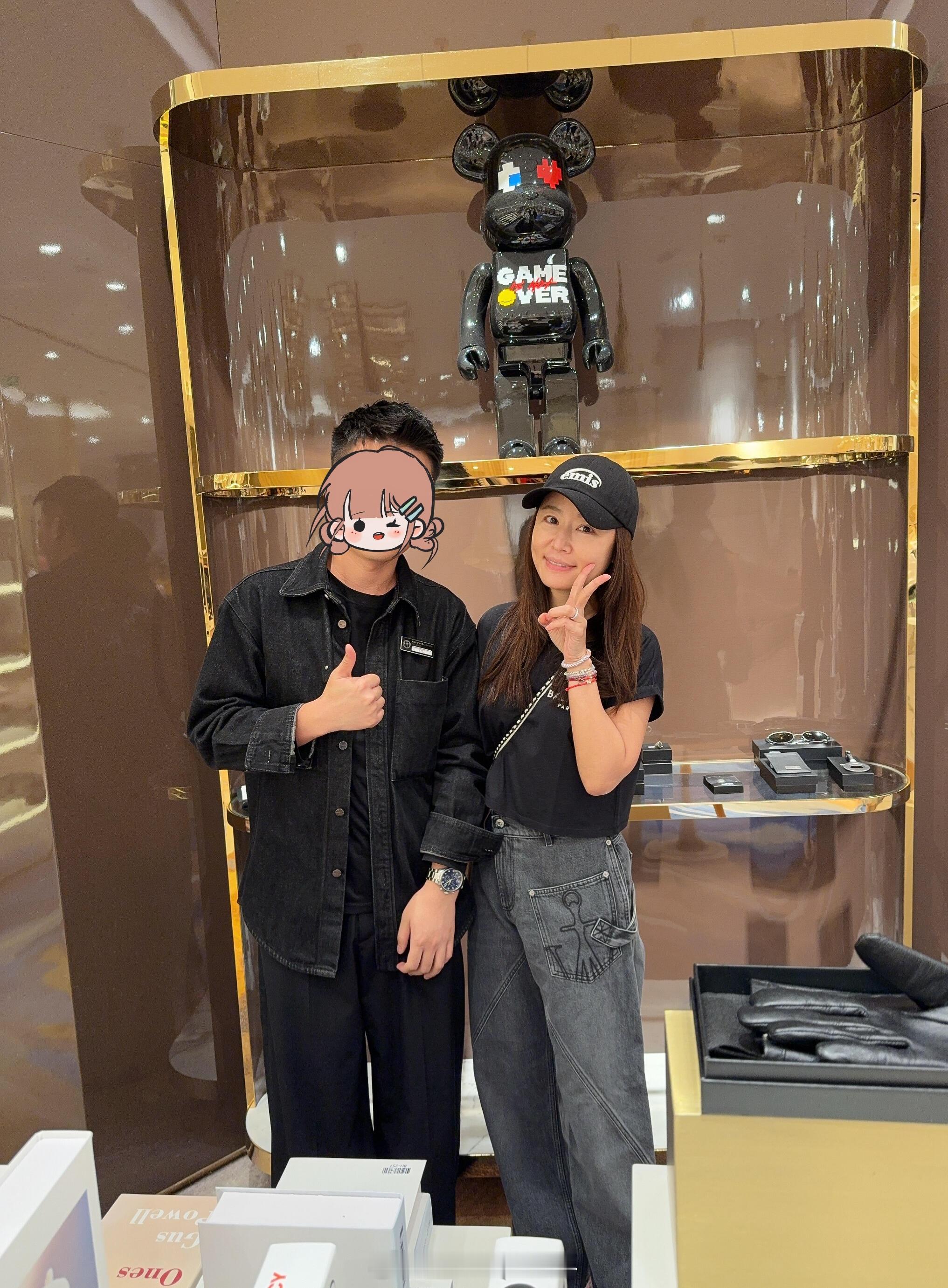 澳门偶遇林心如林心如与路人比耶合照林心如与路人合照，人真好！​​​