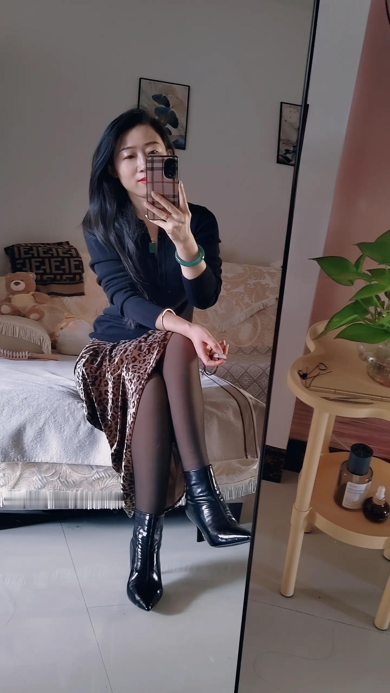 黑衣+豹纹裙，简约又时尚，搭配绿色手镯，完美出镜！📸✨