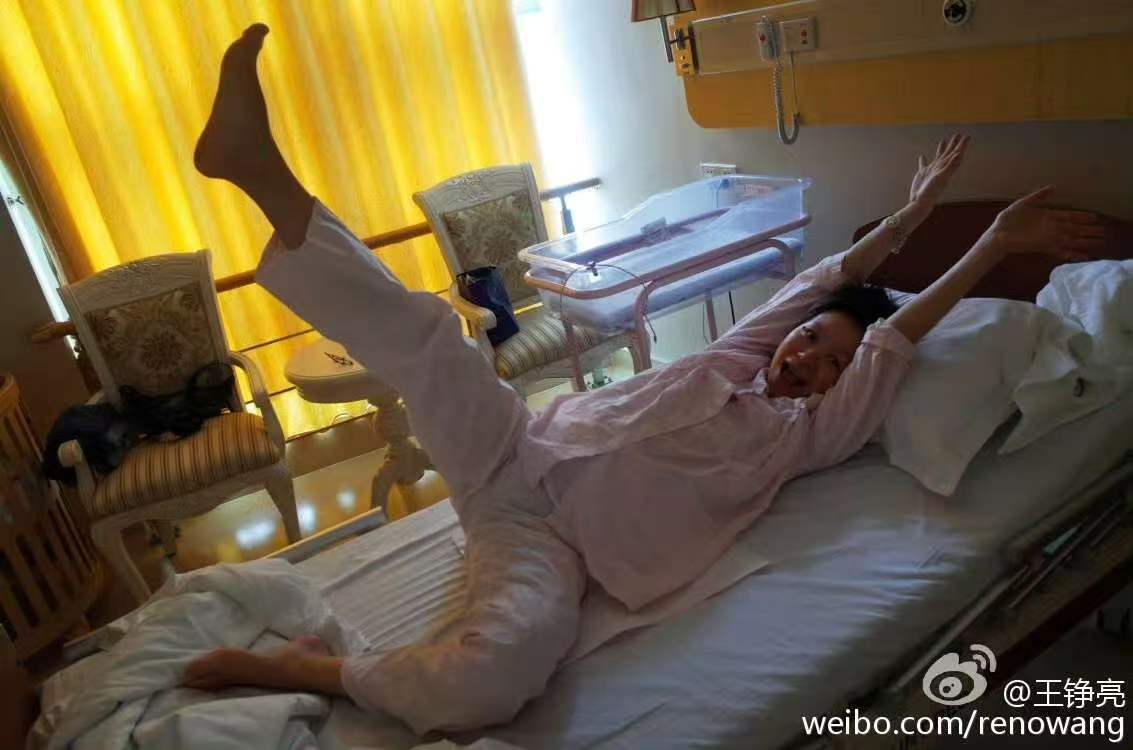 王铮亮结婚那天老婆不想去王铮亮老婆好有个性王铮亮在播客讲自家故事，文薇的性格