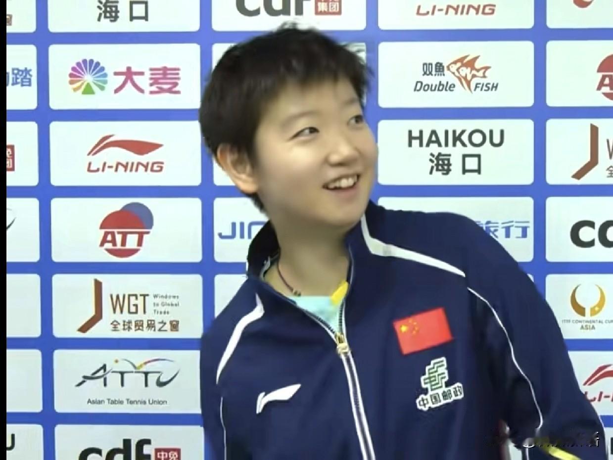 莎莎笑起来好可爱啊。刚刚的比赛结束后，到了采访区，莎莎见到熟人笑的很开心，应该