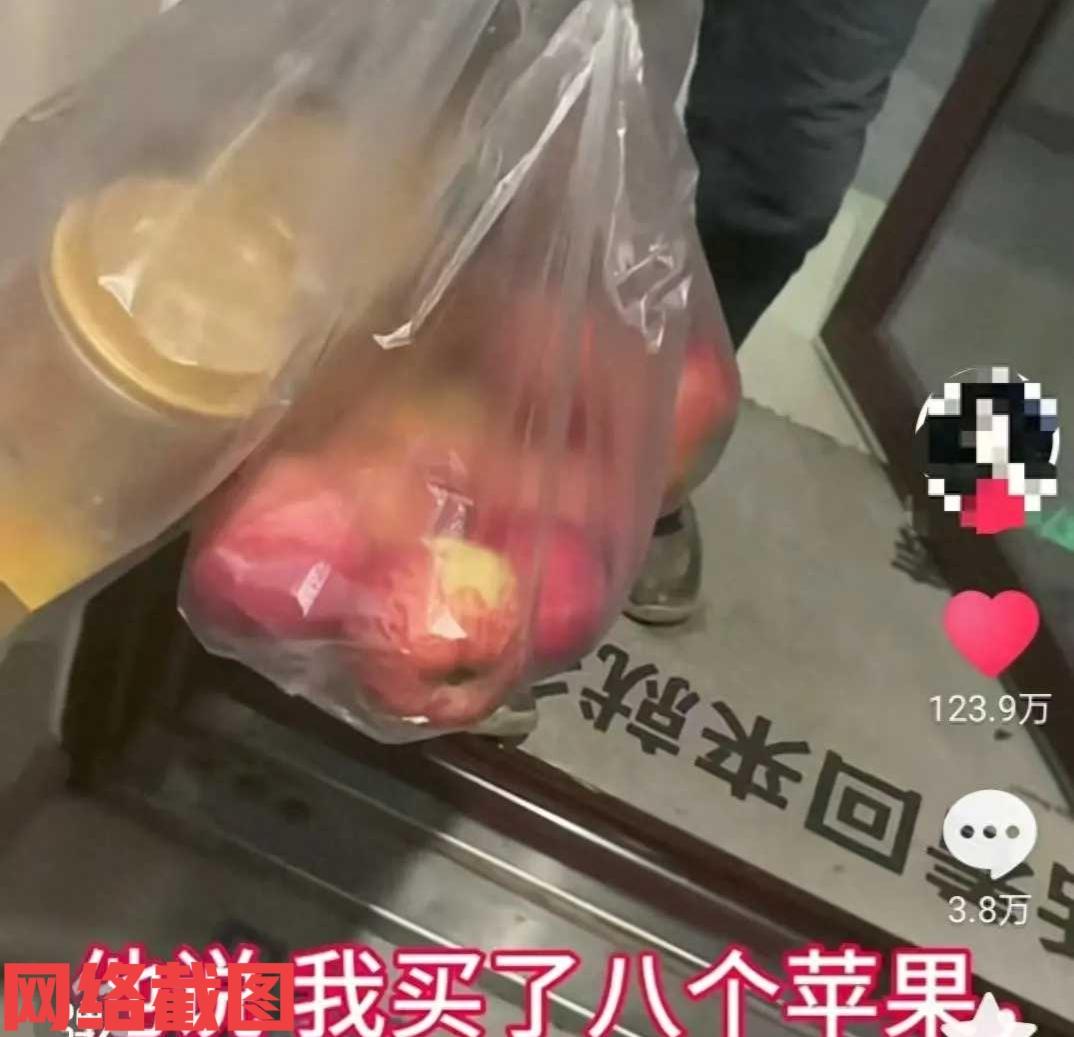 湖北武汉有女子订了份奶茶外卖。只是女子在家等待时间过久，让女子有些心急，正准