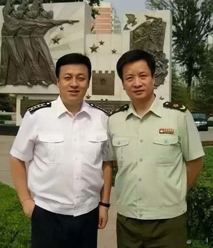 阎维文、吕继宏的合影，展现了军旅艺术家的风采。合照中，两人并排一站，肩章闪亮，