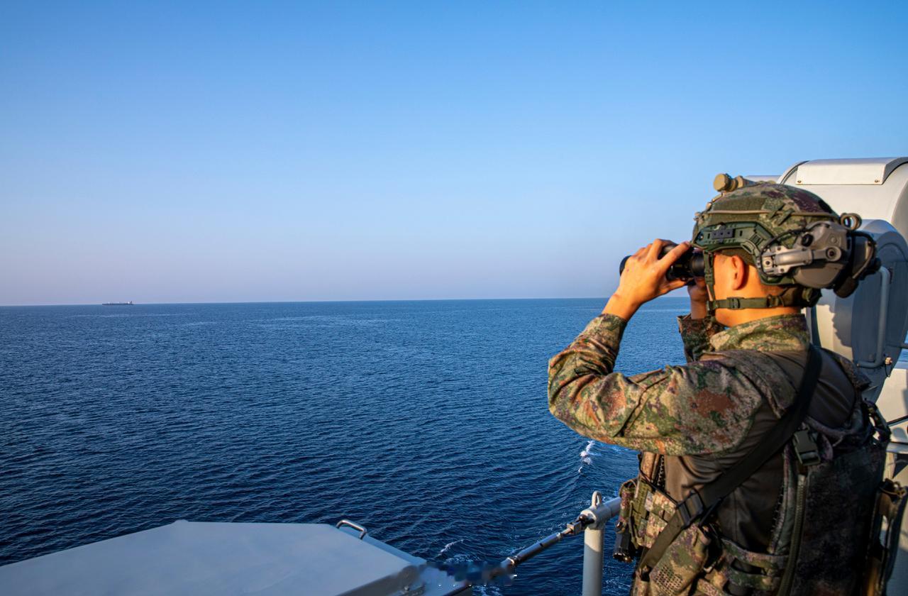 这是第48批索马里护航舰队在执行任务，两艘052D搭配一艘054A，这个编队的实