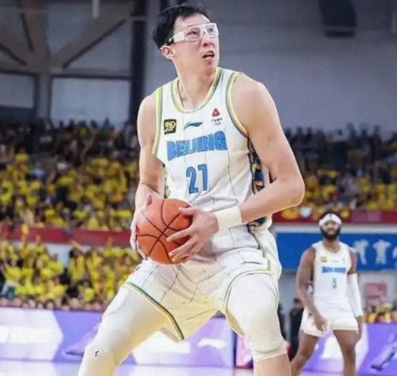 虽然杨瀚森被NBA第16顺位选中，但本赛季杨瀚森在CBA依旧打不过的五位国产中锋