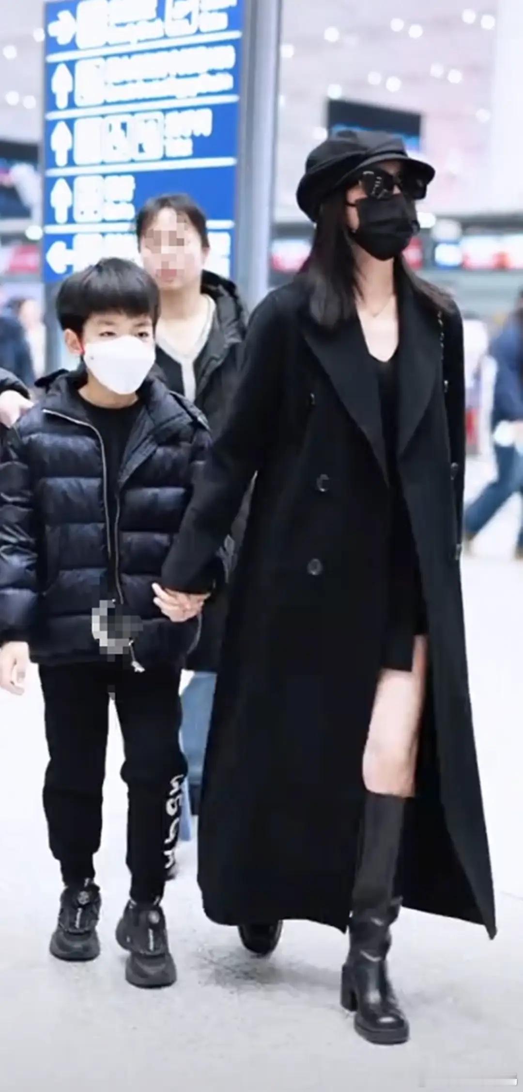 陈妍希母子现身机场，让星星回陈晓家过年，她独自返台被夸体面人！