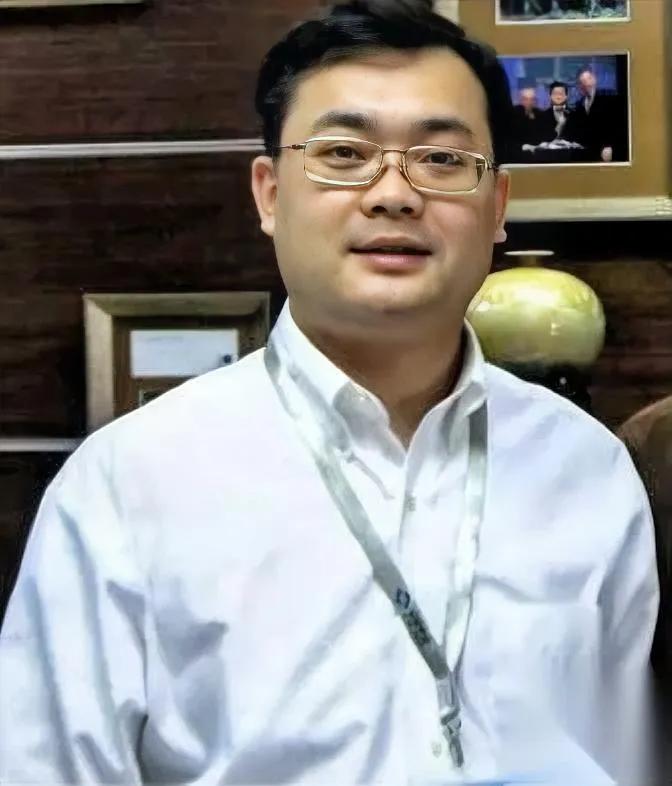 曹德旺的千亿家业，终于交了。但这步棋，他埋了十年。儿子曹晖最早在福耀车间