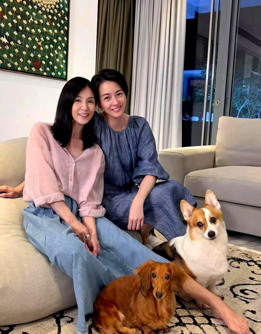 51岁杨采妮素颜出镜，头发浓得像假发，脸却白得发光。49岁梁咏琪直接住进她