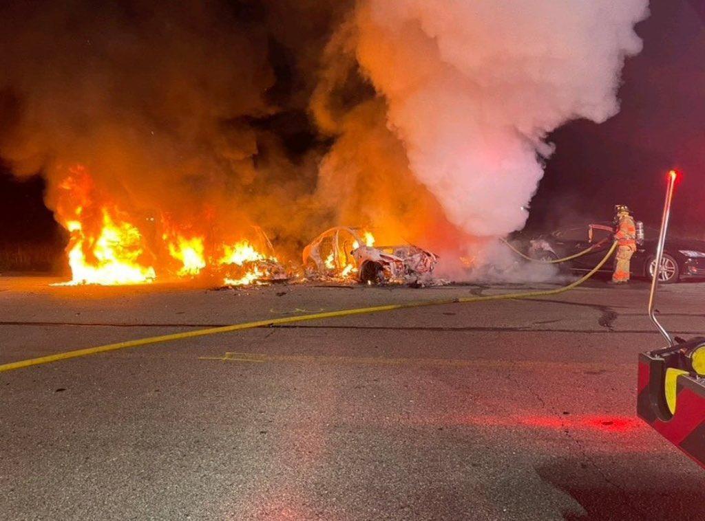 印度空军今年第四次坠机一架Su-30MKI昨日在普那机场的一次迫降失败后坠毁