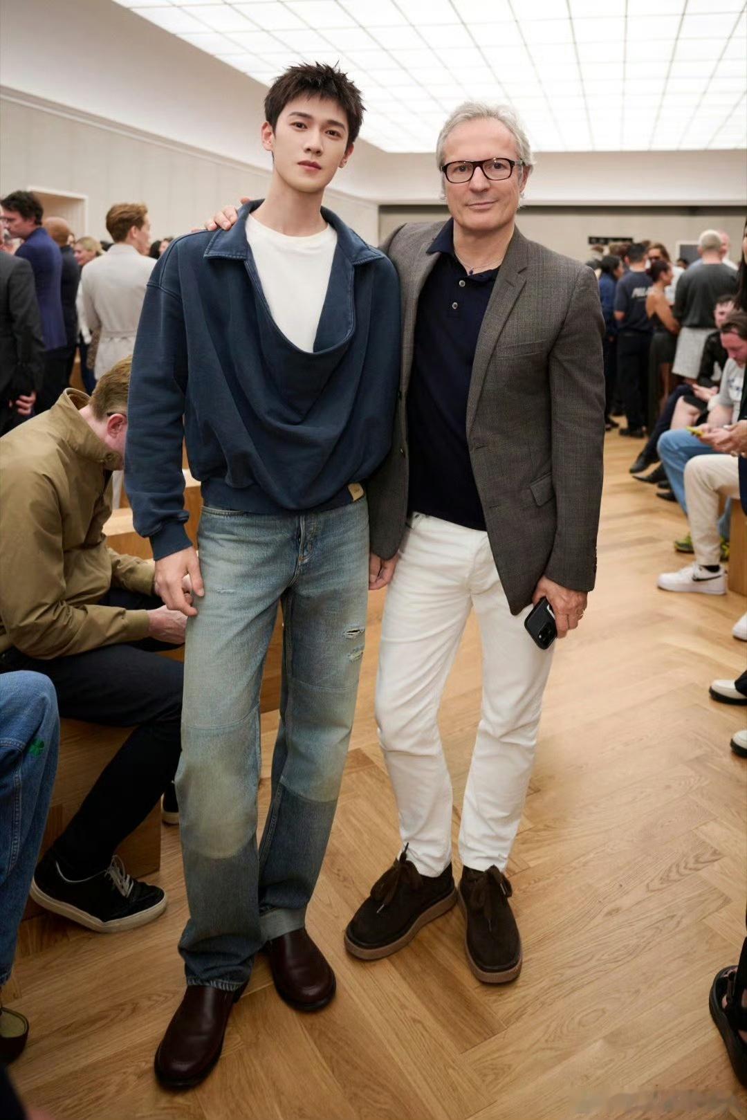 娱乐李昀锐迪奥合照李昀锐迪奥新任创意总监合照李昀锐迪奥新任创意总监合照，