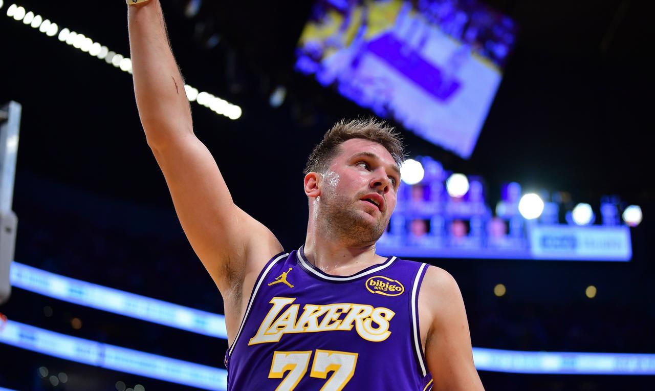 东契奇给予詹姆斯足够的尊重！东契奇在战胜鹈鹕赛后的采访中表示“9胜4负的战绩很积