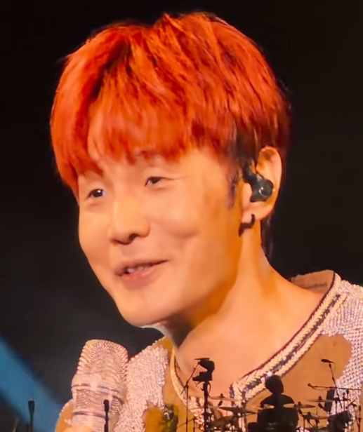 在李荣浩墨尔本演唱会上，当镜头给到杨丞琳，全场尖叫“嫂子好美”！李荣浩眨着可爱的