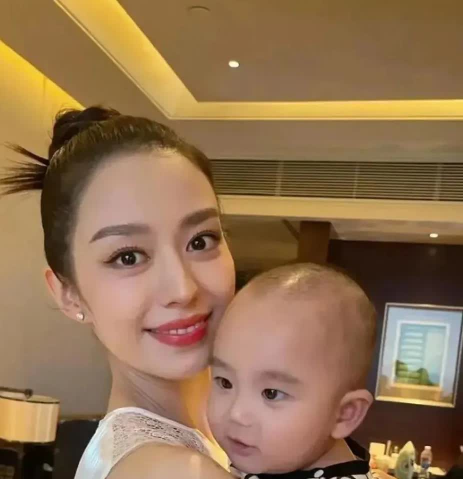朗朗妻子吉娜爱丽丝今年才30岁，1994年出生德国，是德国和韩国混血儿，她