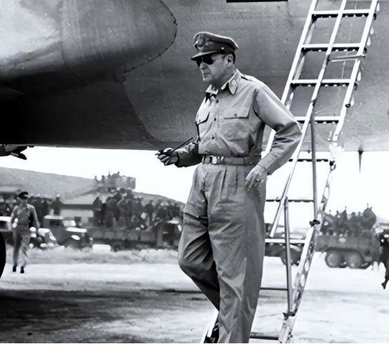 1962年，当时已经82岁的麦克阿瑟惊闻印度跟中国开战了，赶紧写了一篇文章，言辞