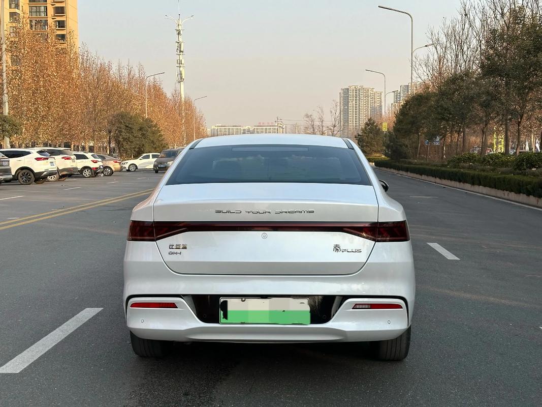 比亚迪秦PLUSDM-i跑高速&满载出游用车生活分享：满油满电能跑多远？亏电超