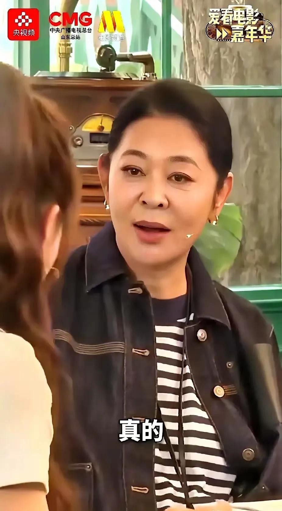 哈，原来梦姐接受的是所谓电影大集市的采访，主持人是央视退休人员倪萍——老家也是山