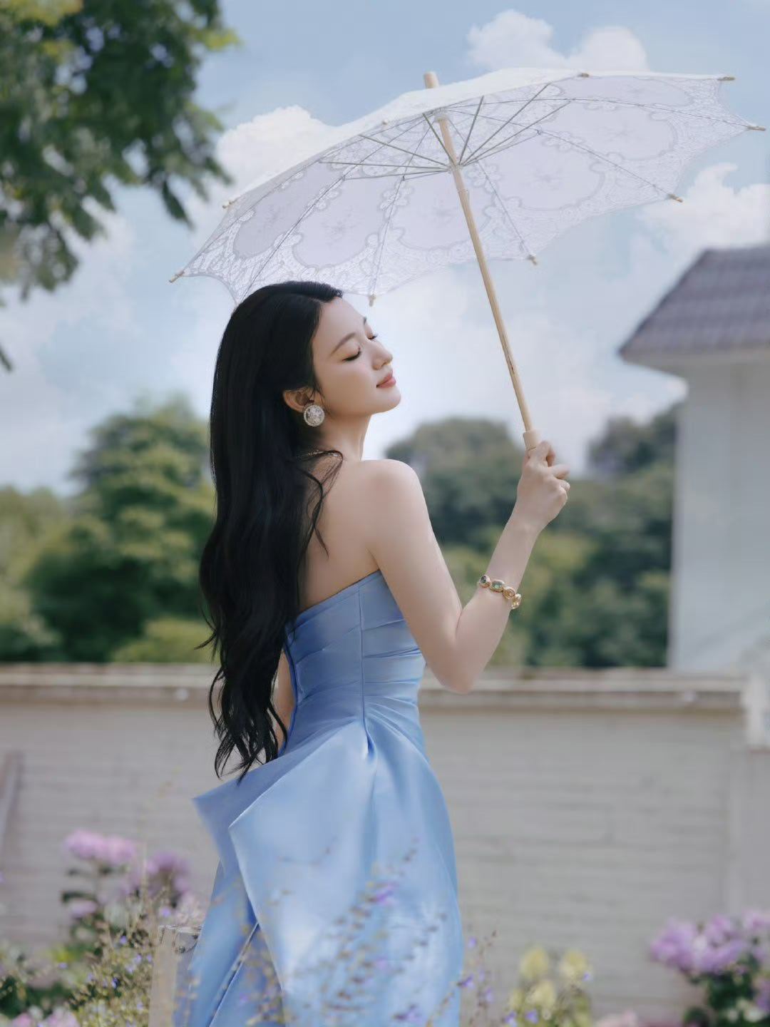 王楚然蓝色流光抹胸裙蓝色流光抹胸裙在王楚然身上绽放出独特魅力，裙面的光泽如