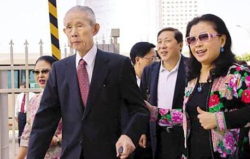 2008年，富商王永庆离世，子女在清点遗产的时候，意外发现父亲在瑞士银行有400