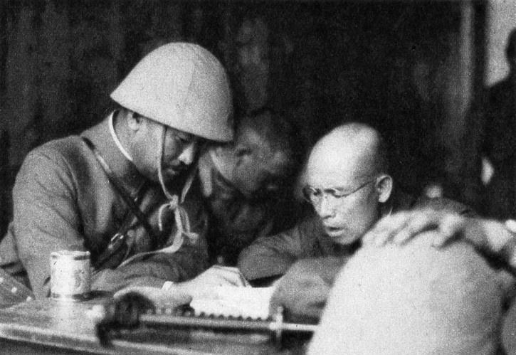 1937年8月29日，一名驻守吴淞炮台的重机枪手，猛然发现，对面日军指挥所冲出一
