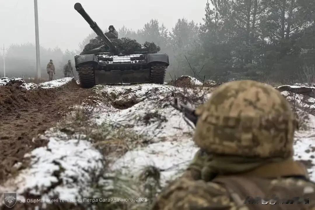 俄军进攻提速，乌军陷入三重困境俄军近期通过“围点打援+锁城断线”的成熟战术