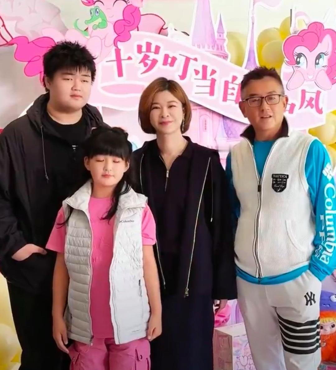 杜华和老公一起为10岁女儿庆祝生日，儿子也在场，一家四口罕见同框。她的一对子女身