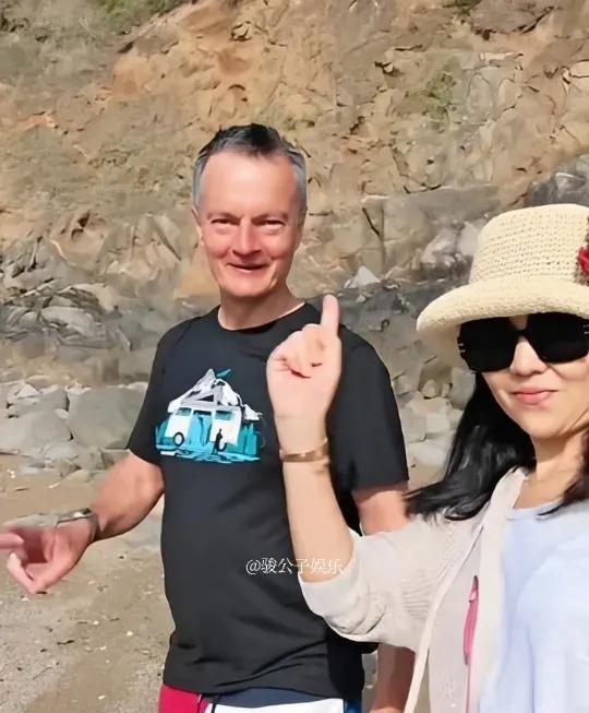 时尚圈知名人士苏芒近日带着一家三口回到法国探亲。他们的混血女儿虽然个子不高，却完