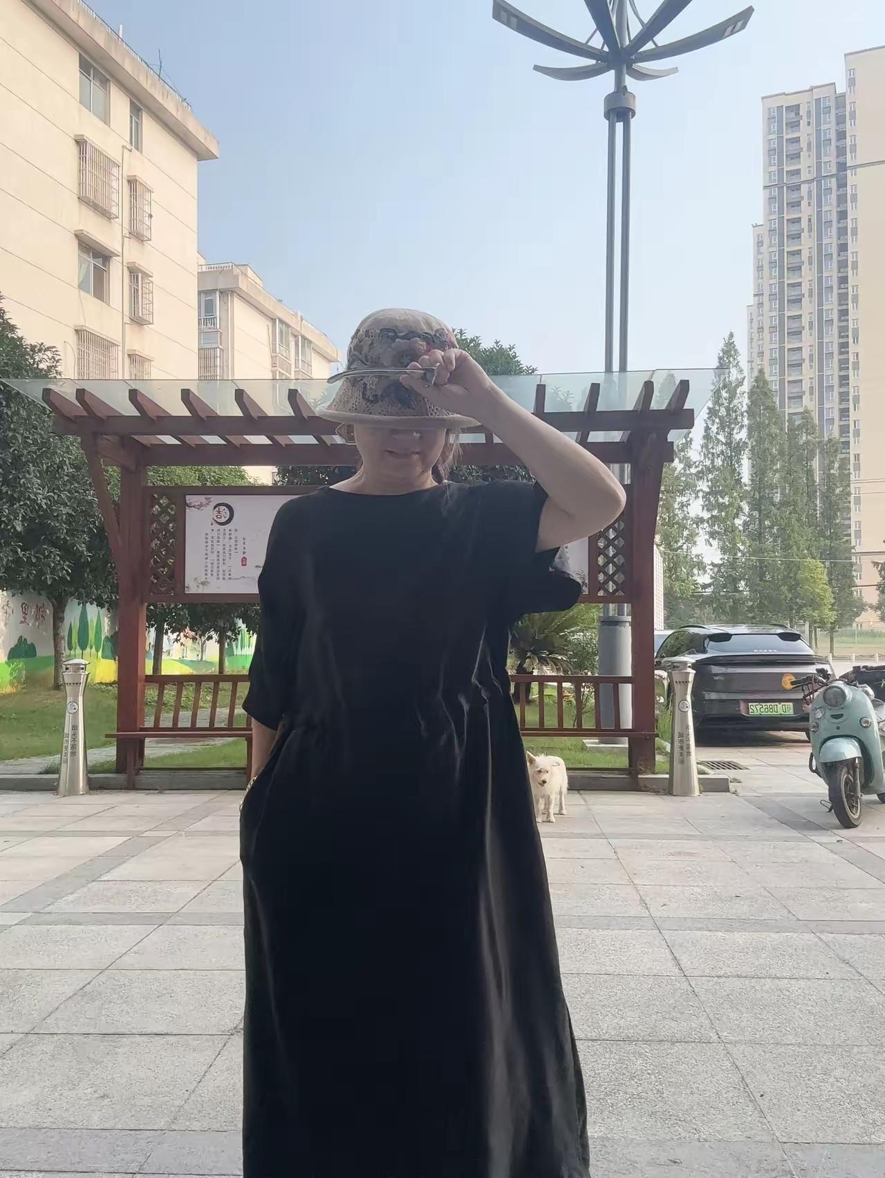 同父不同境遇，家里被偏爱的小儿子我的弟弟​弟弟是父亲和他第二任妻子生下的