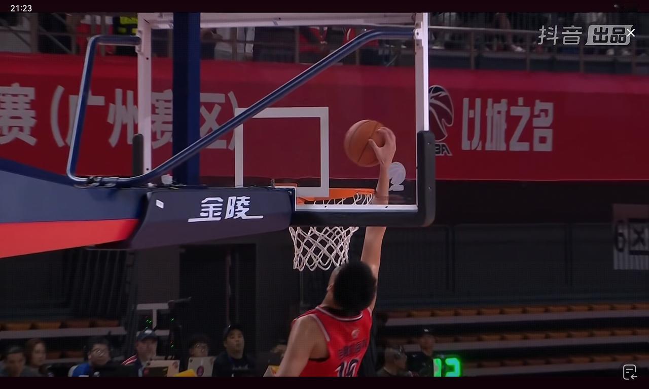 徐昕只拿到7分5板2盖帽，下半场发挥“高竹竿”作用，也就会接力吃饼而已对位的