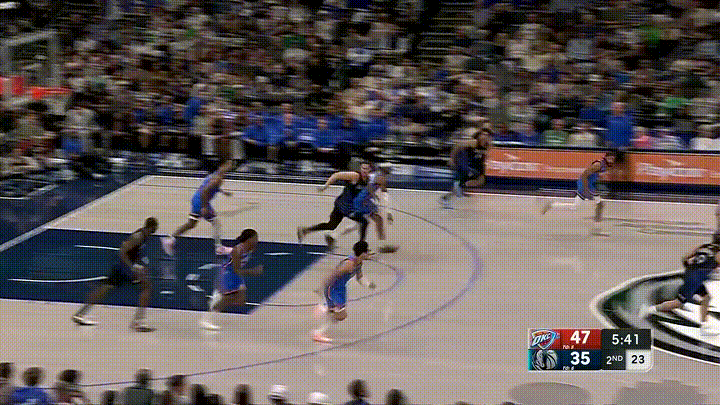 雷霆超级巨星亚历山大真是让人惊呆了！在今天雷霆客场挑战独行侠的比赛中，当时比赛进