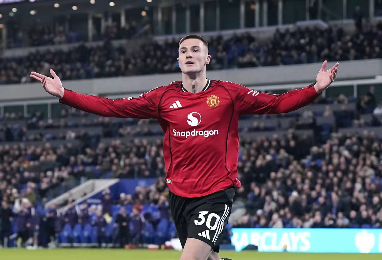 多年后，曼联终于重回英超积分榜前列。不仅是前三，11场不败、6连胜，红魔已吹响复