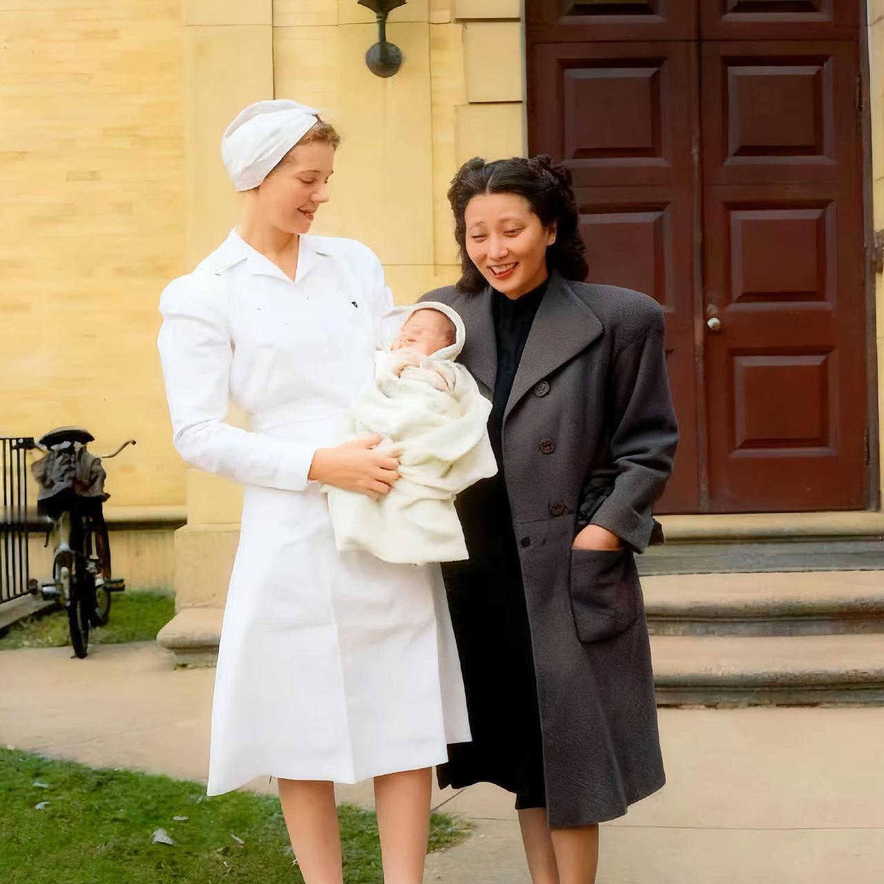 1948年，蒋英和刚满月的儿子钱永刚，一张温馨的合影，镜头中护士抱着儿子，蒋英一