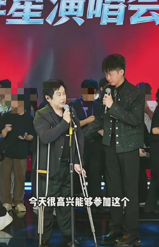许华升现在有点慌！因为郑智化是他邀请过来参加自己的生日群星演唱会的，本来是一