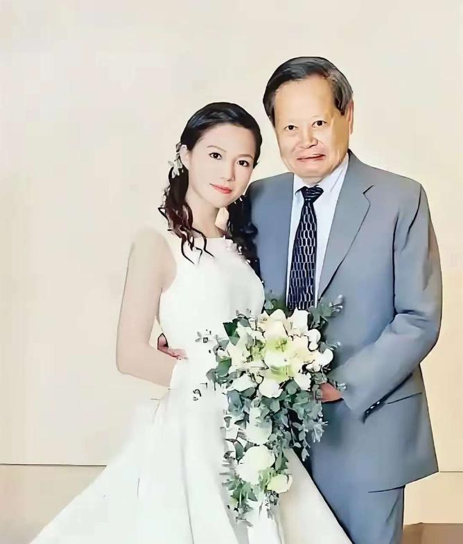 100岁的杨振宁躺在床上，轻轻喊了一声翁帆，翁帆赶紧走过来问：“怎么了？哪里不舒
