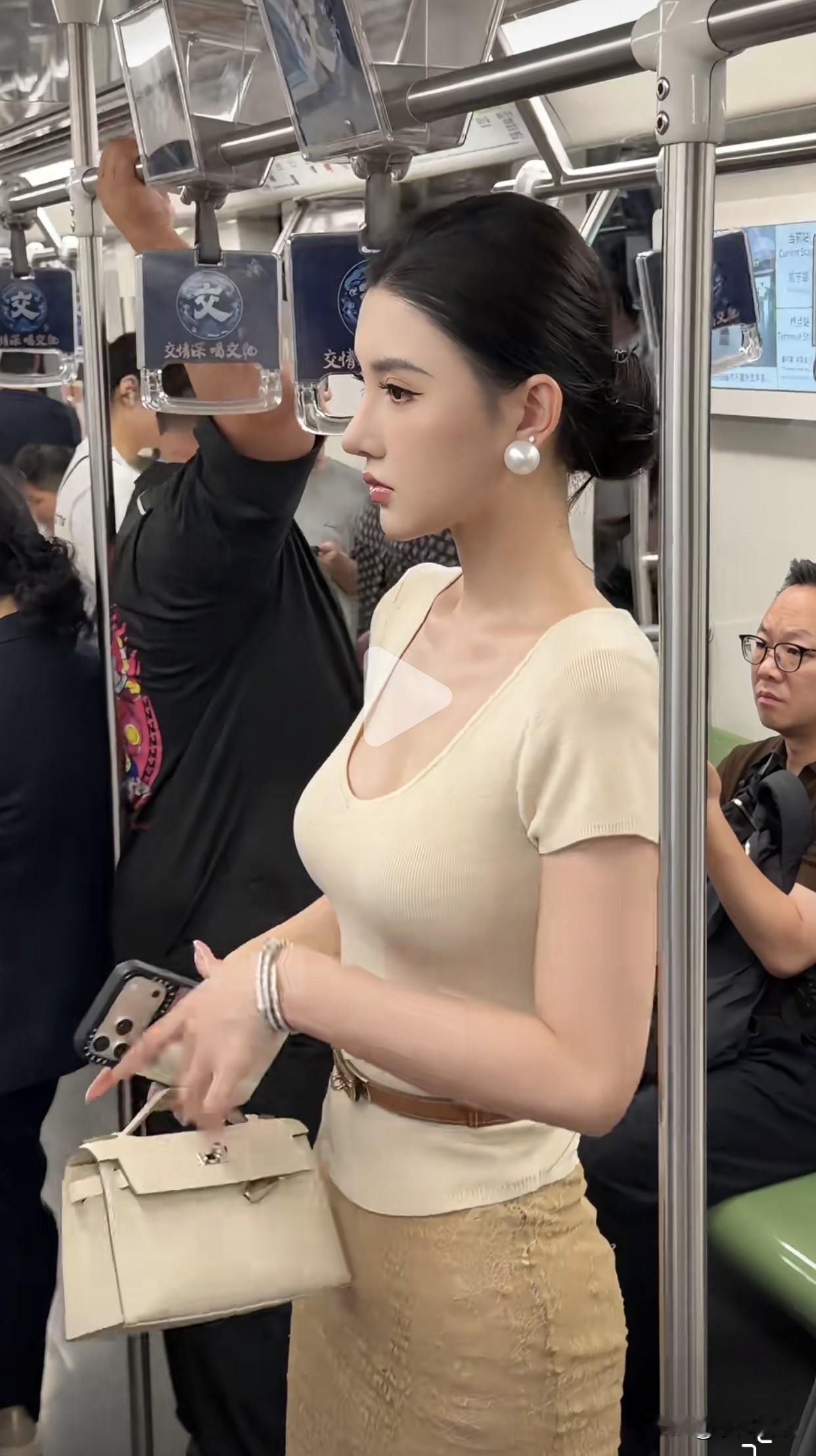 地铁上看见一位小仙女，这姿色与气质，有点像埃及艳后的感觉啊！