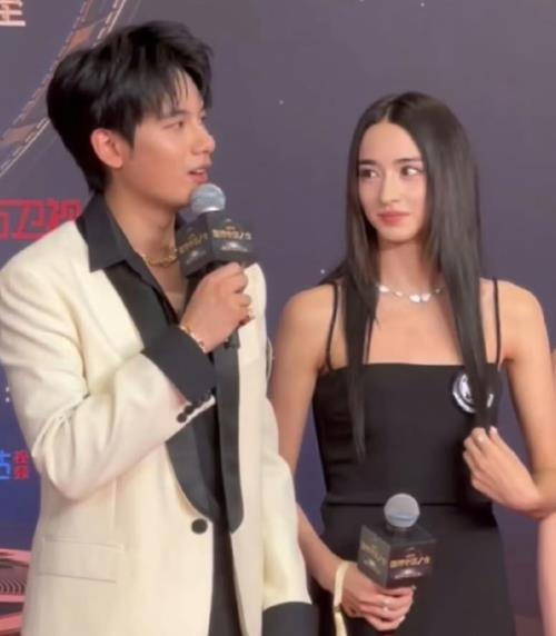 胡先煦李宛妲街头拥抱胡先煦李宛妲被爆恋情，二人不仅街头拉手，还搂搂抱抱，一副小
