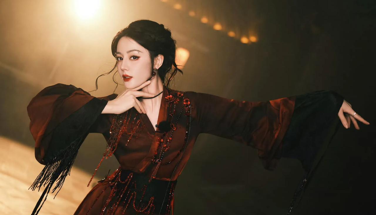 盼迪丽热巴新杂志，金九连登超吸睛