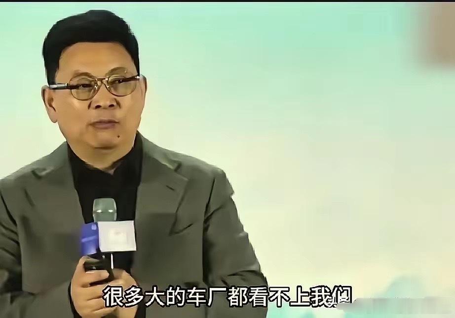 一开始没有其他大厂愿意接，只有赛力斯肯跟华为绑定，这也是真的；赛力斯当时快撑不下