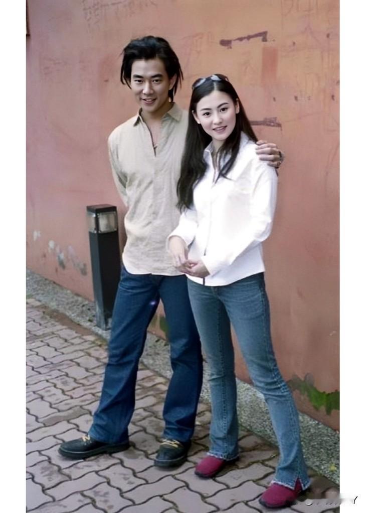 这是任贤齐与张柏芝在香港的一张留影老照片，拍摄于1999年。那时，任贤齐33岁，