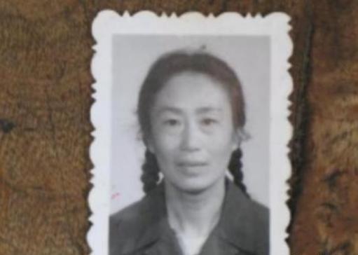 1969年，19岁的女知青黄丽萍，隐瞒自己显赫的身份，心甘情愿的在北大荒劳动。1