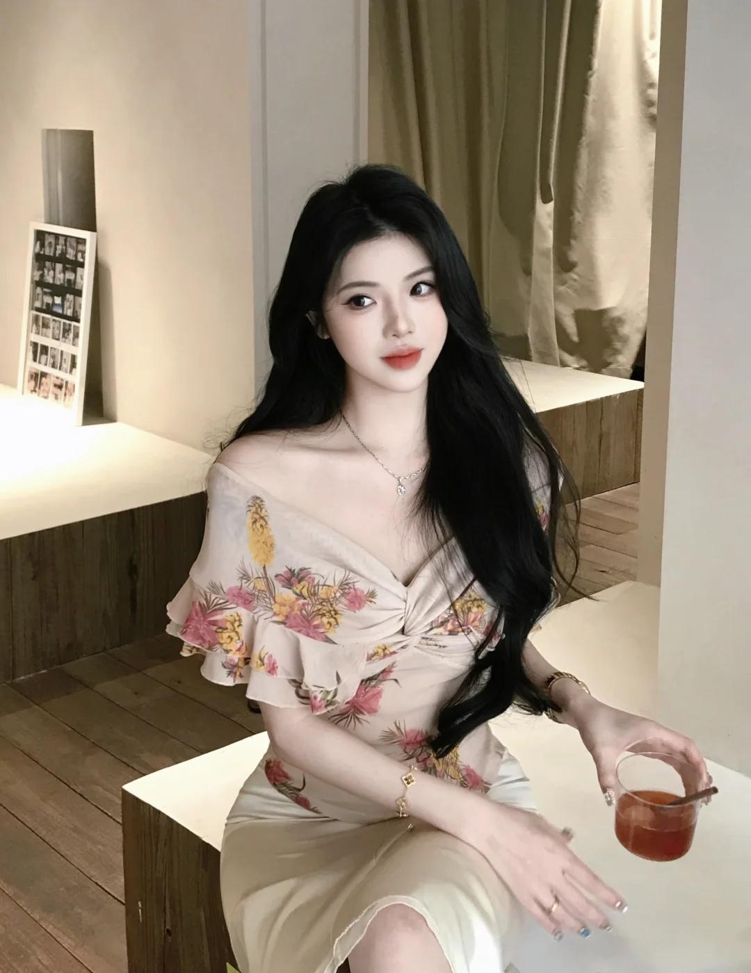 春夏很爱穿碎花🌷一看最近的照片全是穿花花的衣服和裙子哈哈哈哈太适合春夏季了