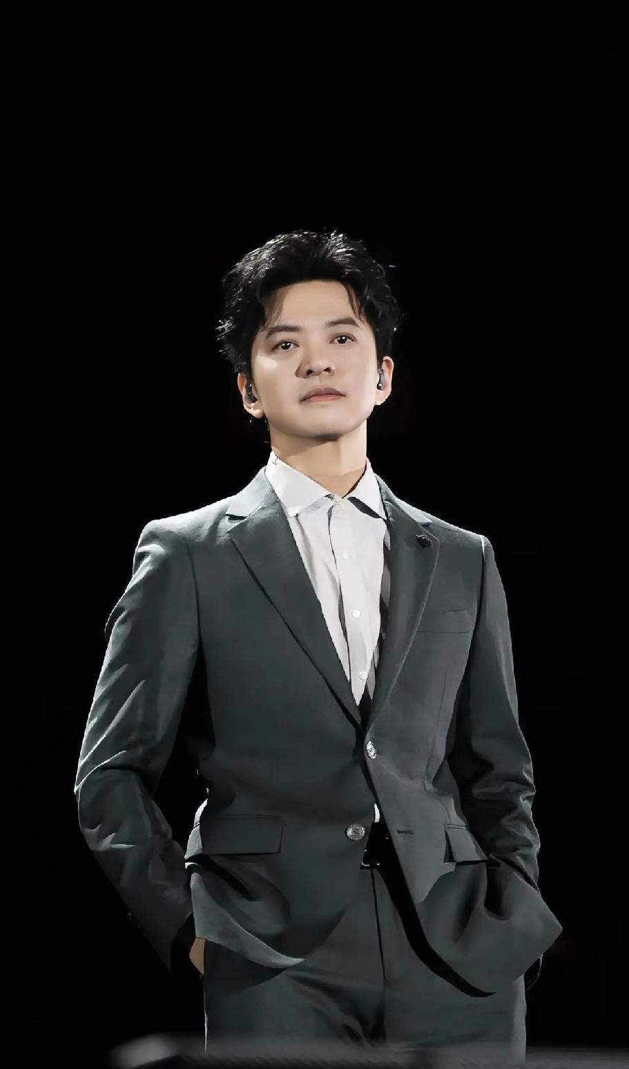 李健说，圈内没谁最能聊，除了庾澄庆——他能听懂我在说什么。二十多年前，他开着宝