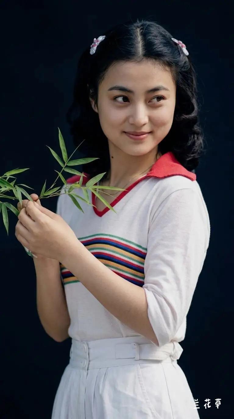 这是甜甜歌手李玲玉年轻时候的俏模样。原生态，不做作，不施粉黛，也没有刻意减肥。