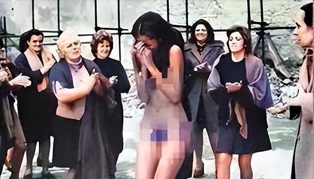 1945年，法国巴黎，这位名叫伊娃的女人，衣服被人扒了下来，丰腴的身体没有任何遮