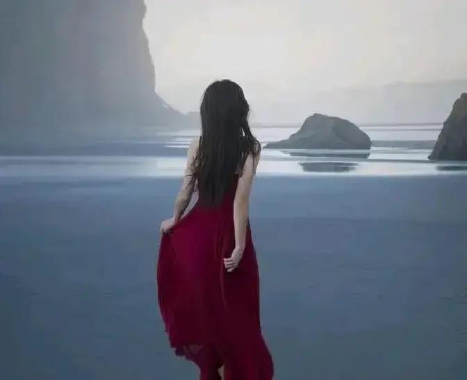 以前的女人能吃苦，衣服裤子都会补。现在女人不想苦，除了唱歌就跳舞以前的女
