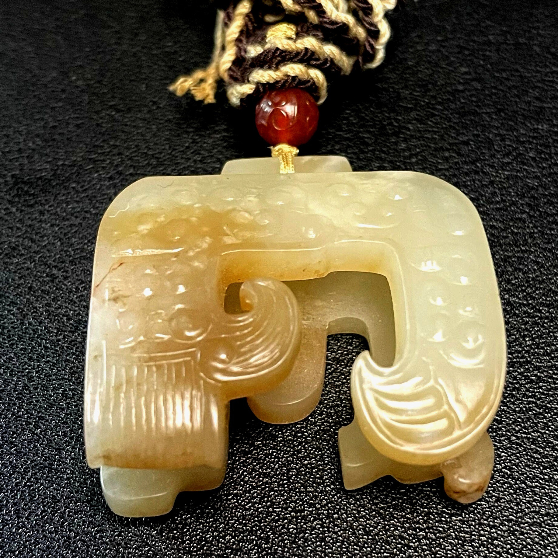 随想杂感汉的玉器是2千多年的顶峰期，无论从玉质和雕工，到目前都无时代超越……