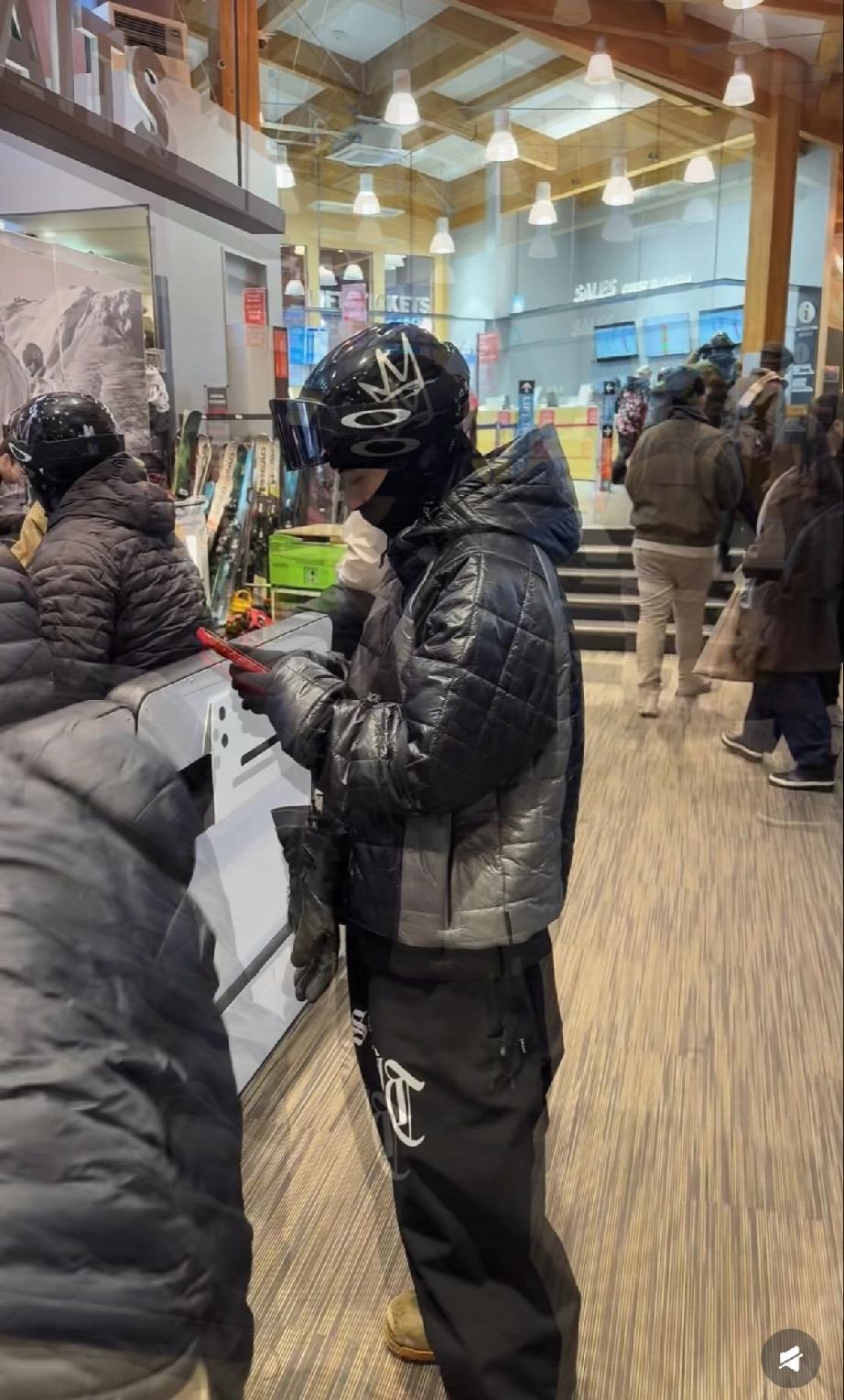 沪上皇秦奋日本滑雪，个子好矮，站在滑雪板上像个小孩似的!近日，秦奋多次在日本