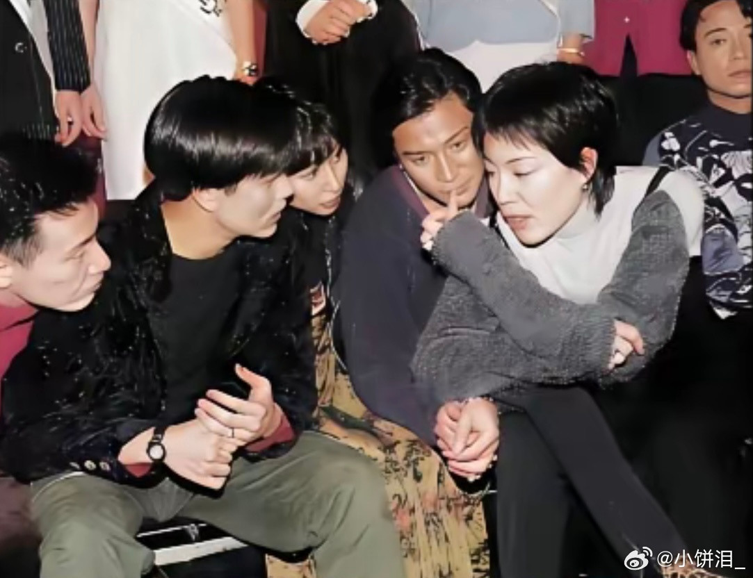 以前的娱乐圈真的很包容，王菲就这样趴在男明星腿上，和郭富城聊天，如果放在现在早被