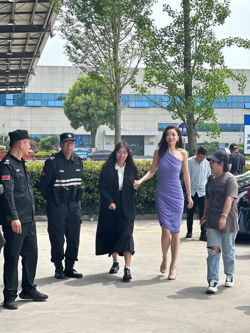 不少网友猜测，1米65的郭富城之所以最后没有娶熊黛林，是因为女方个子太高，身形偏
